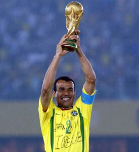 Cafu levanta a taça da Copa do Mundo — lendas das Copas