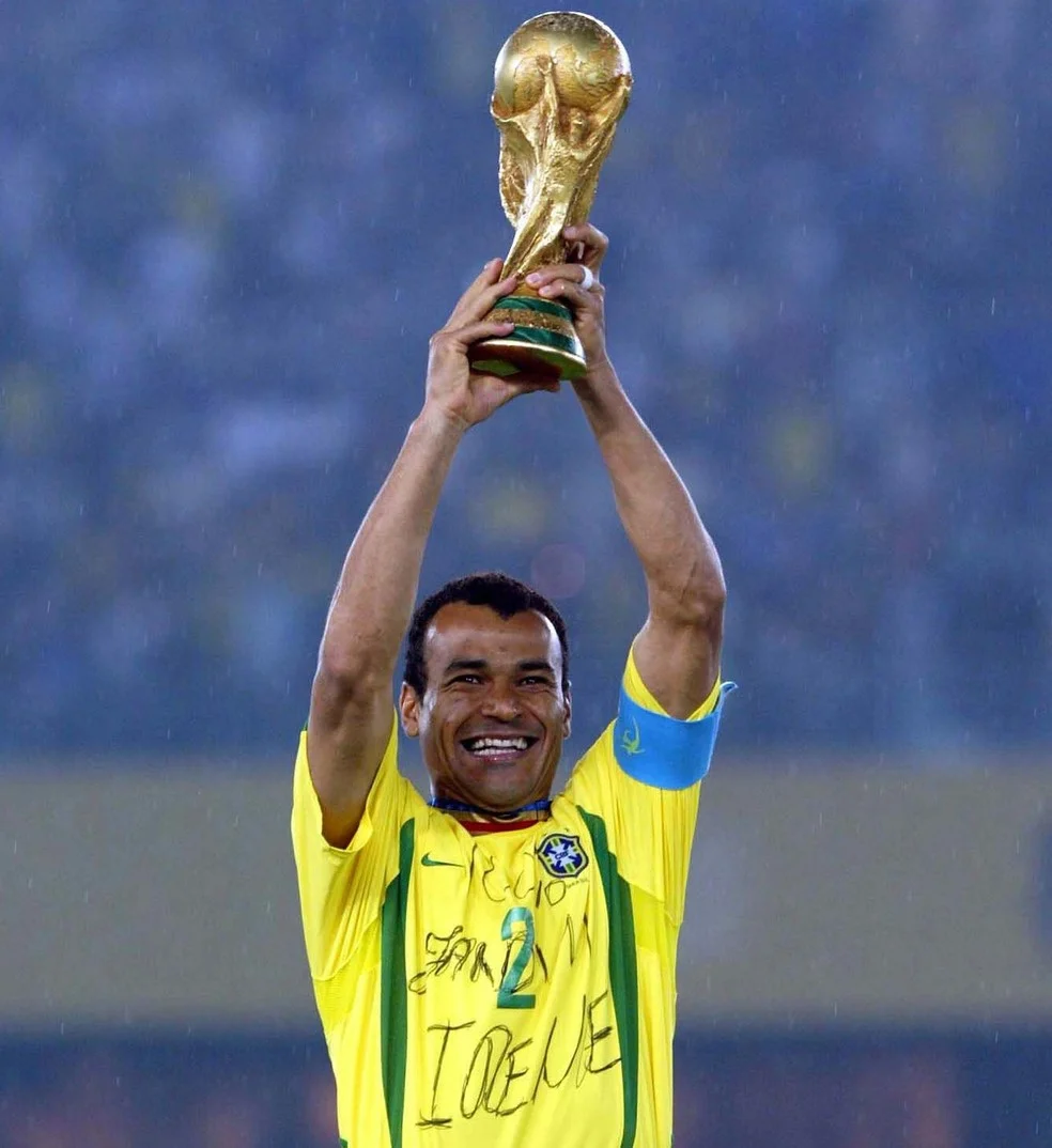 Cafu levanta a taça da Copa do Mundo — lendas das Copas