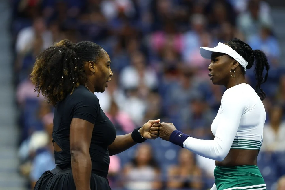 Serena e Venus Williams em quadra — Serena e Venus Williams