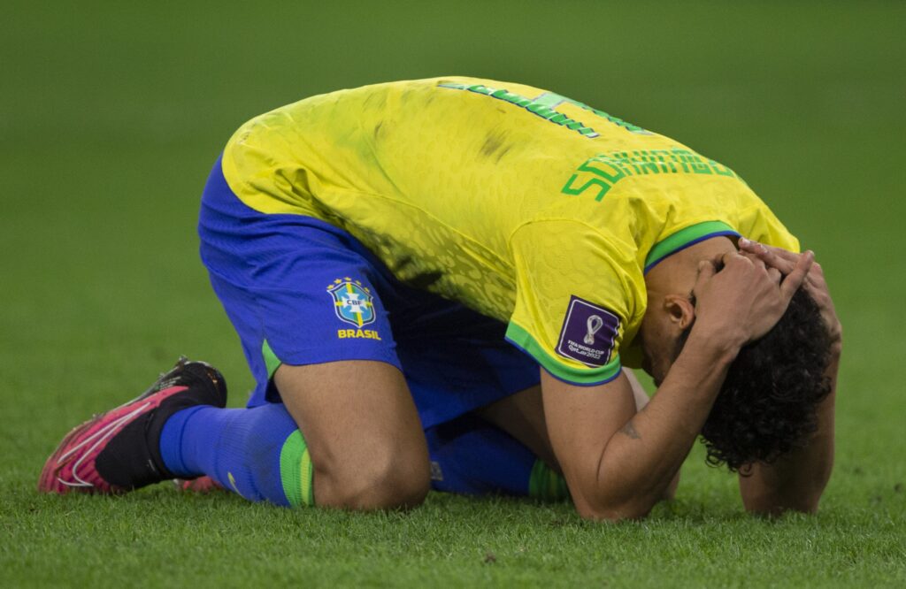 Marquinhos na Seleção Brasileira durante partida de futebol