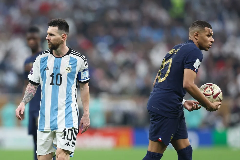 Mbappé com a bola da final autografada por Messi
