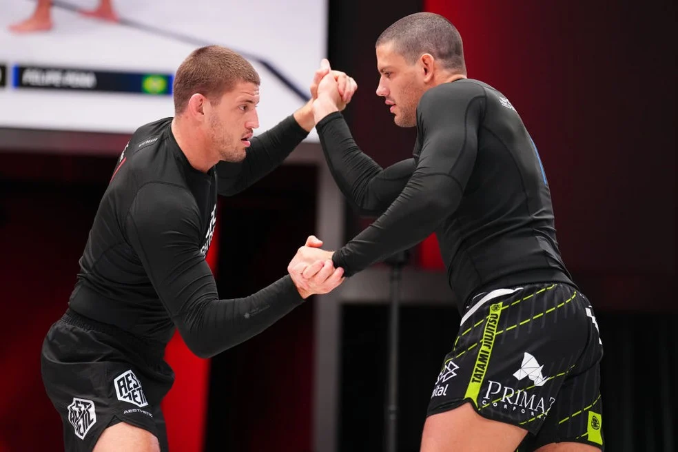 Nicholas Meregali e Felipe Pena em coletiva antes do Spaten Fight Night 3 — Meregali e Felipe