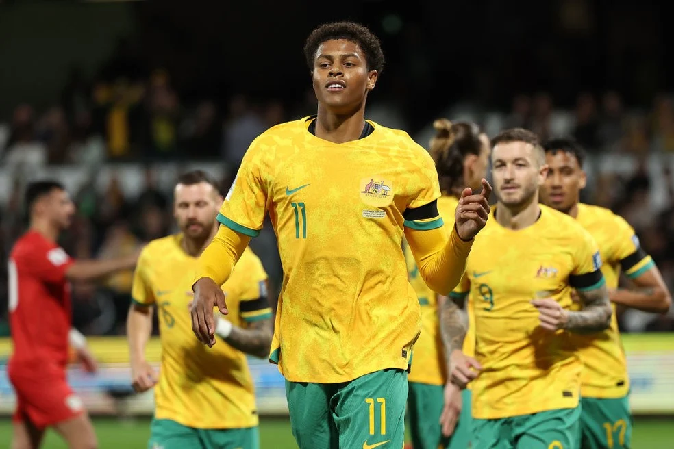Seleção da Austrália verde e amarelo em campo