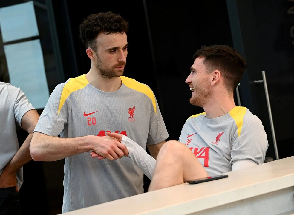 Diogo Jota e carta de Rute Cardoso com Andy Robertson