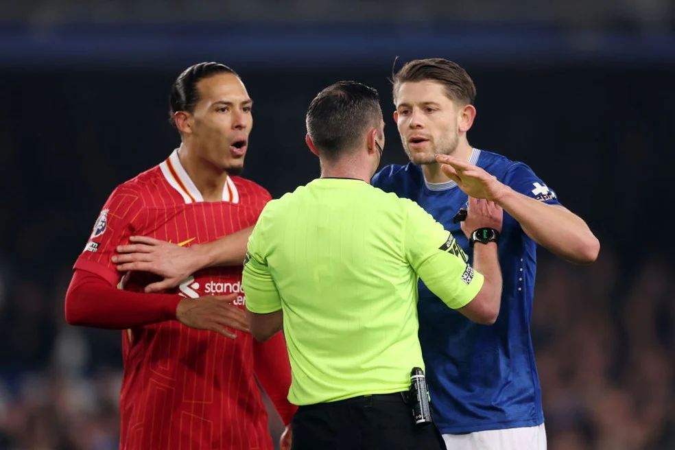 Van Dijk em confronto com árbitro Michael Oliver — Getty Images