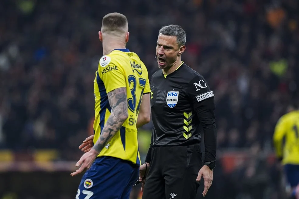 Árbitro Slavko Vinčić em partida internacional — Getty Images