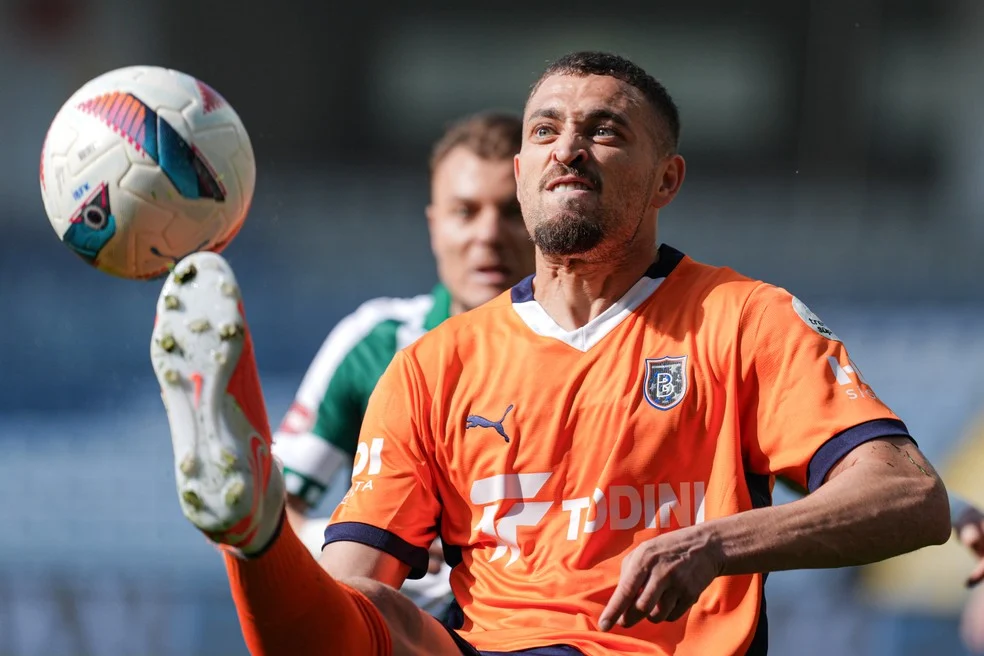 Léo Duarte em ação pelo Basaksehir — Atlético-MG volta aos treinos