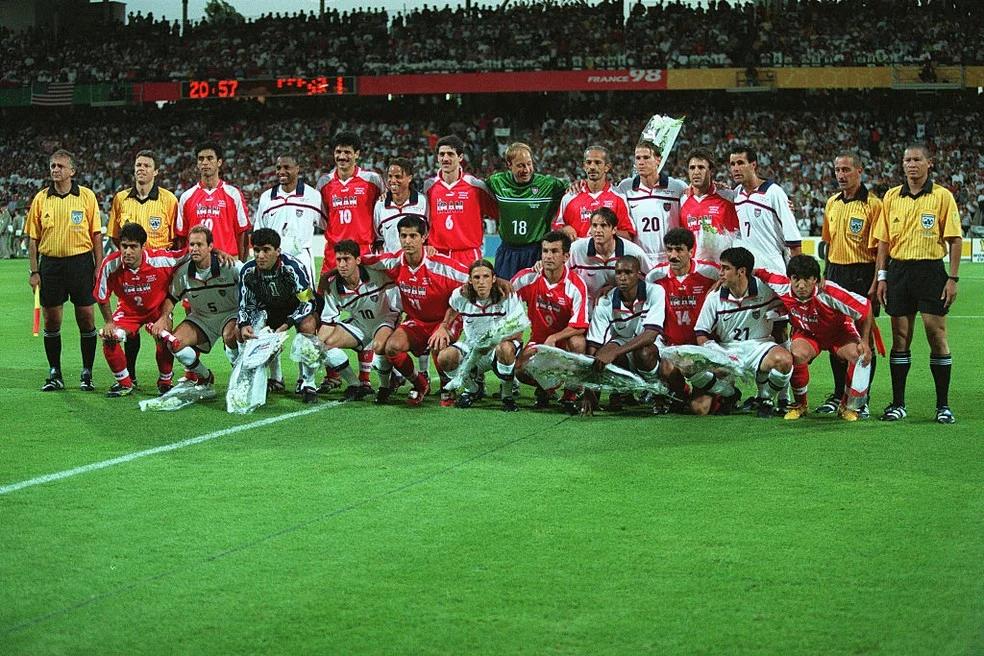 Irã e Estados Unidos trocam flores antes da partida na Copa de 1998, Lyon
