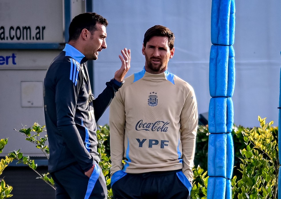 Scaloni e Messi durante treino da seleção argentina