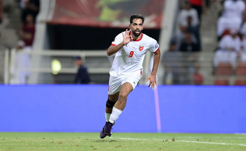 Ali Olwan comemorando após hat-trick