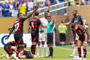 Nicolas Jackson expulso em lance contra o Flamengo