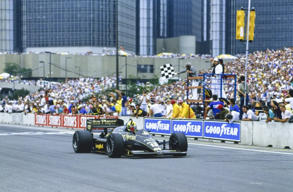 Ayrton Senna com bandeira do Brasil em Detroit — gesto de Senna