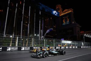 Oscar Piastri e Andrea Kimi Antonelli disputam posição no GP de Las Vegas da Fórmula 1