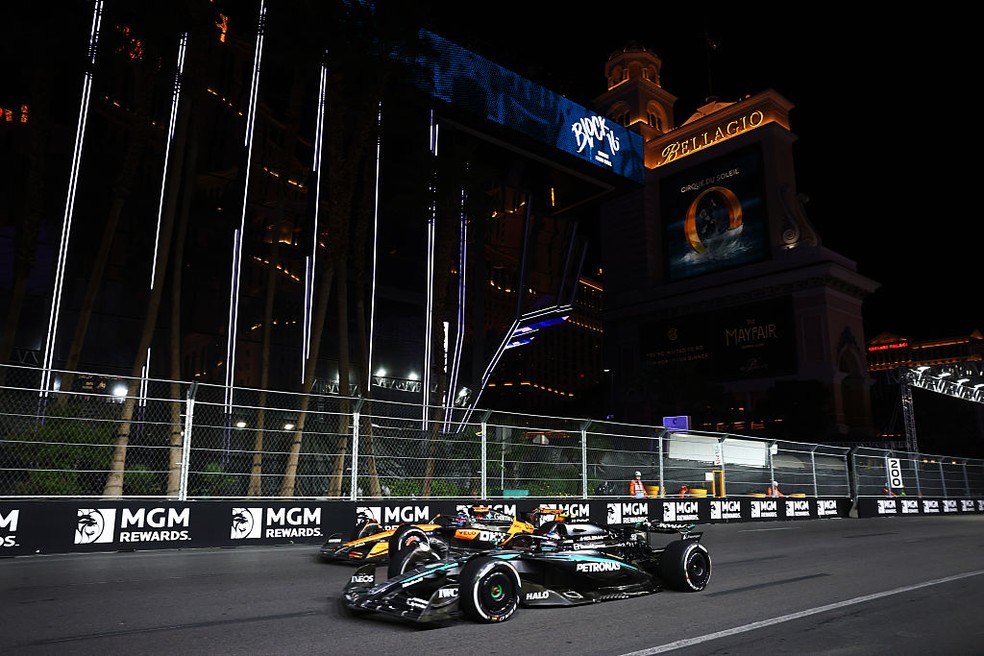 Oscar Piastri e Andrea Kimi Antonelli disputam posição no GP de Las Vegas da Fórmula 1