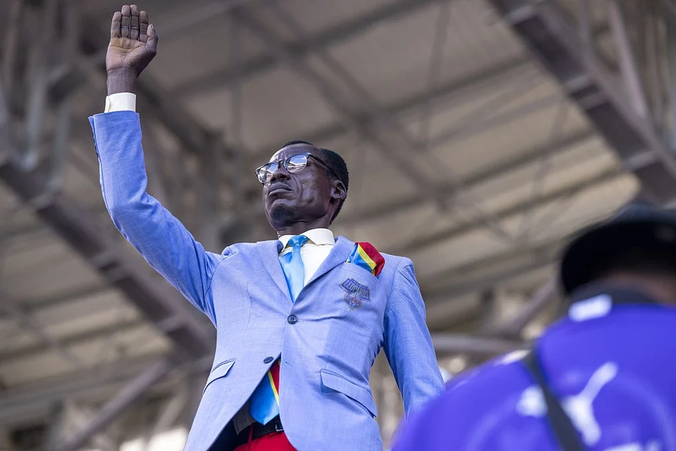 Torcedor homenageia Patrice Lumumba nas arquibancadas