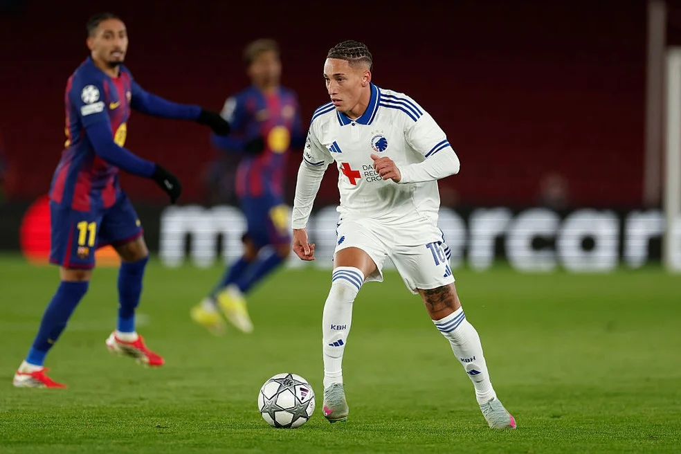 Robert Copenhagen em campo pelo Copenhagen contra o Barcelona — Robert Copenhagen