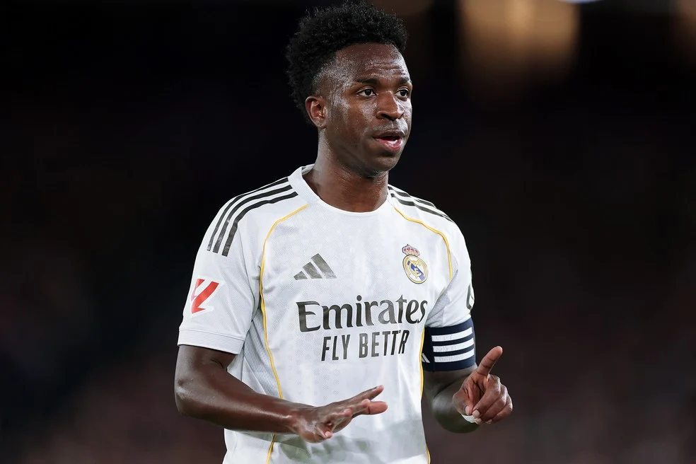 Vinícius Júnior (Vini Jr) durante partida — alvo de ofensas racistas