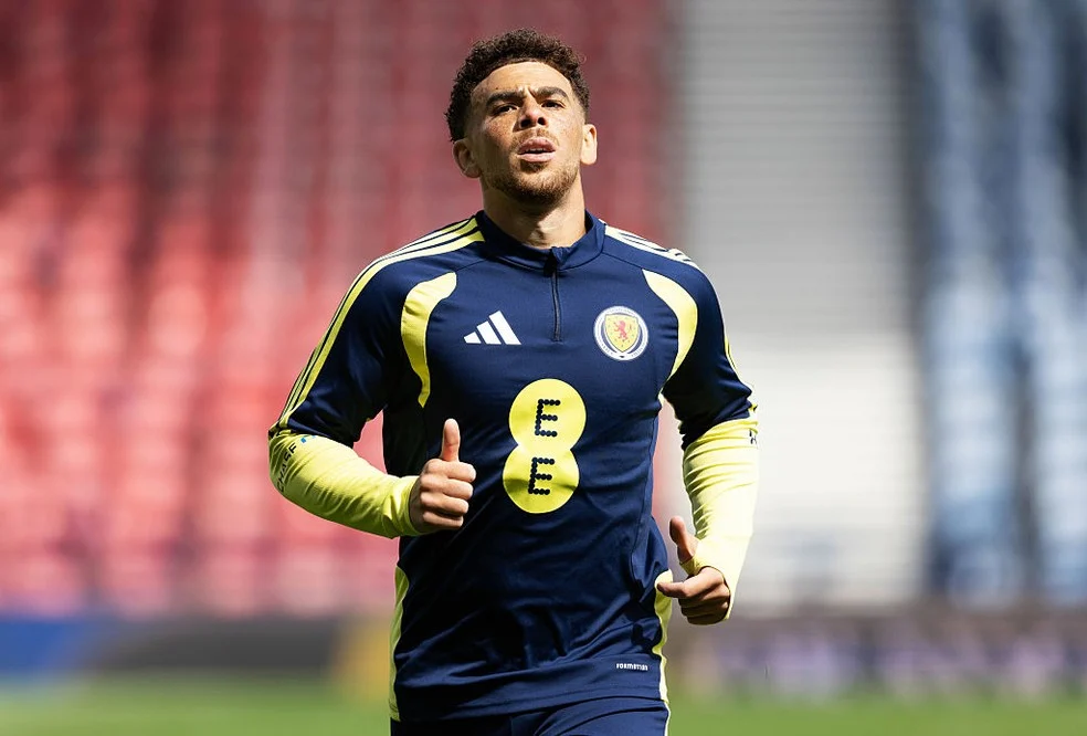 Che Adams em ação com a camisa 10 da Escócia