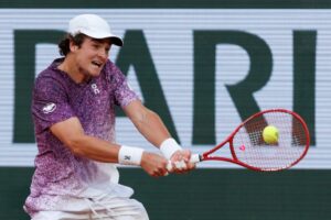 João Fonseca em ação em Roland Garros