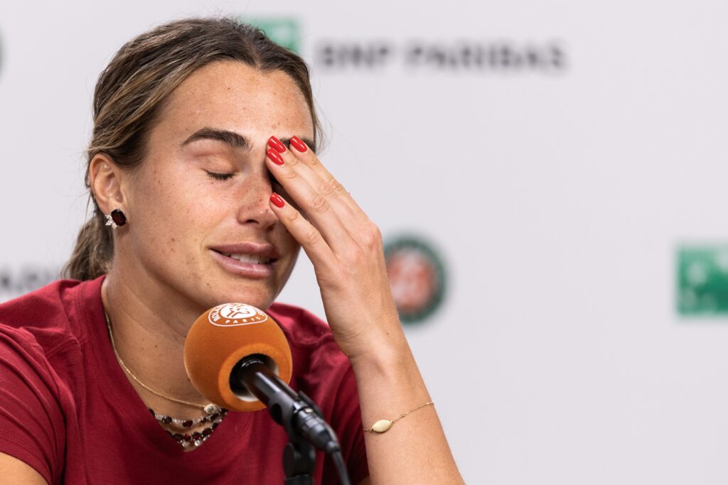 Aryna Sabalenka lamentando derrota durante partida em Roland Garros