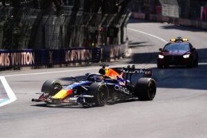 Max Verstappen na largada em Mônaco — Verstappen abandono Monaco