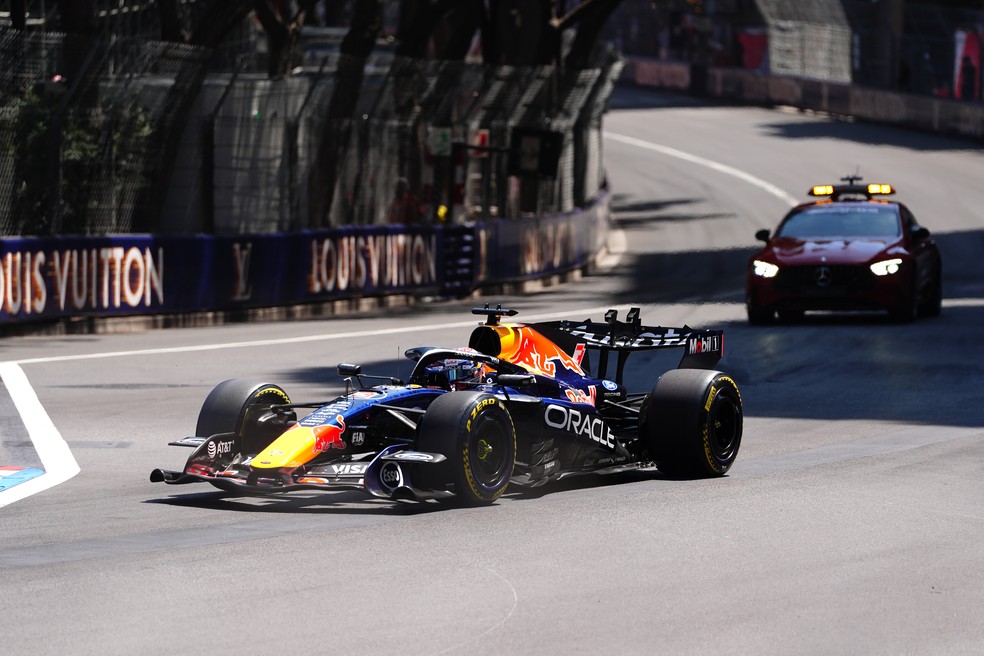 Max Verstappen na largada em Mônaco — Verstappen abandono Monaco