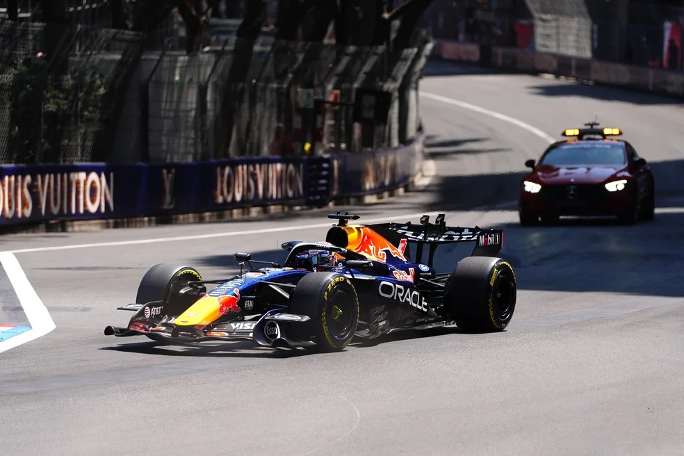 Max Verstappen na largada em Mônaco — Verstappen abandono Monaco