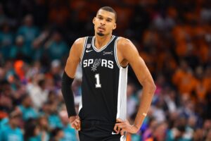 Victor Wembanyama em ação durante Jogo 1 das finais da NBA entre Spurs e Knicks