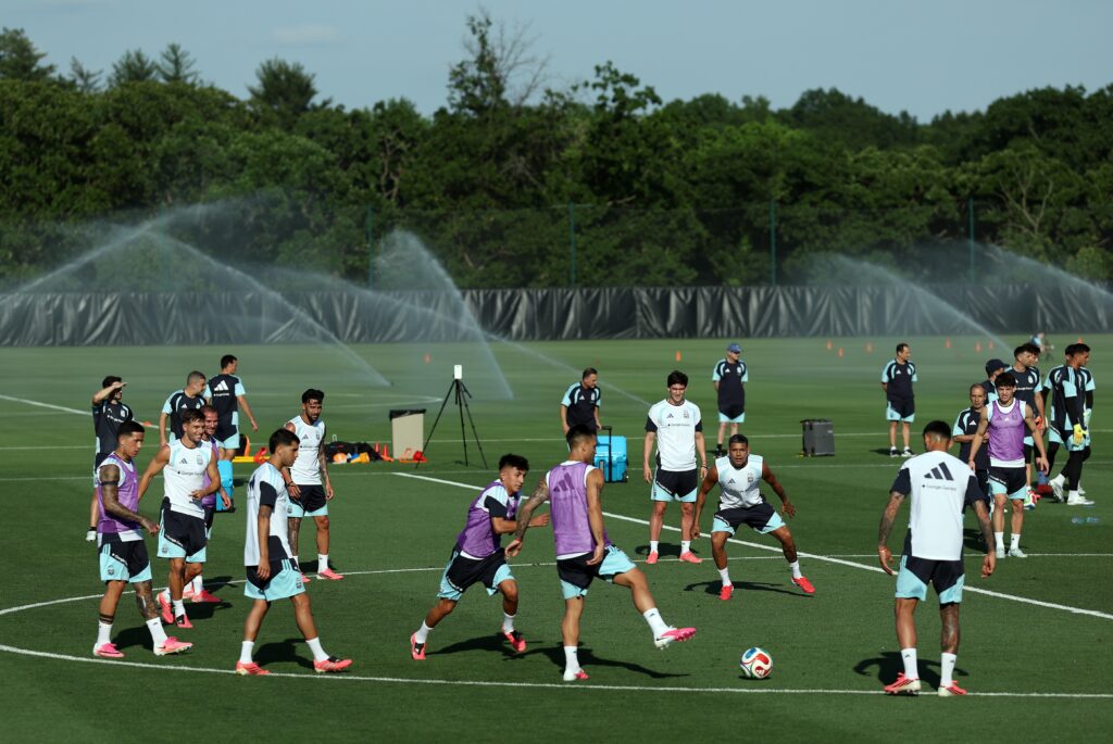 Jogadores da Argentina durante treino com a dupla do Palmeiras