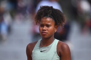Victória Barros celebrando vitória em partida juvenil de Roland Garros
