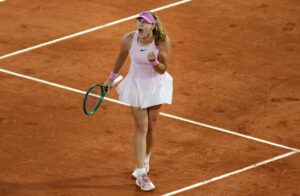 Mirra Andreeva comemora vitória em partida de Roland Garros