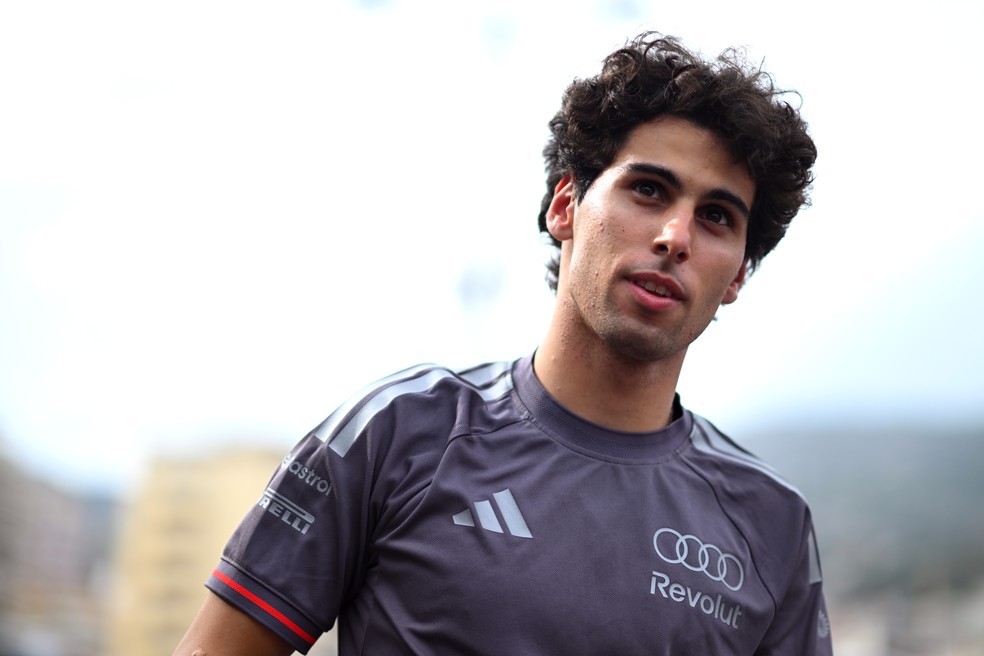 Gabriel Bortoleto no paddock do GP de Mônaco