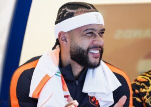 Memphis titular na estreia - Memphis Depay durante preparação