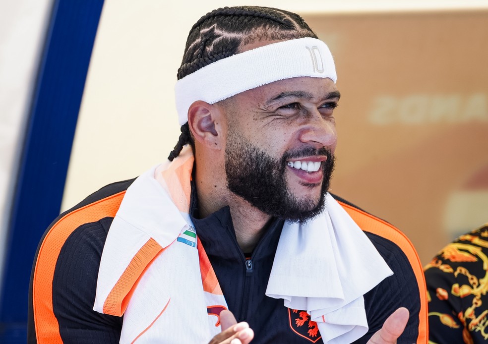 Memphis titular na estreia - Memphis Depay durante preparação