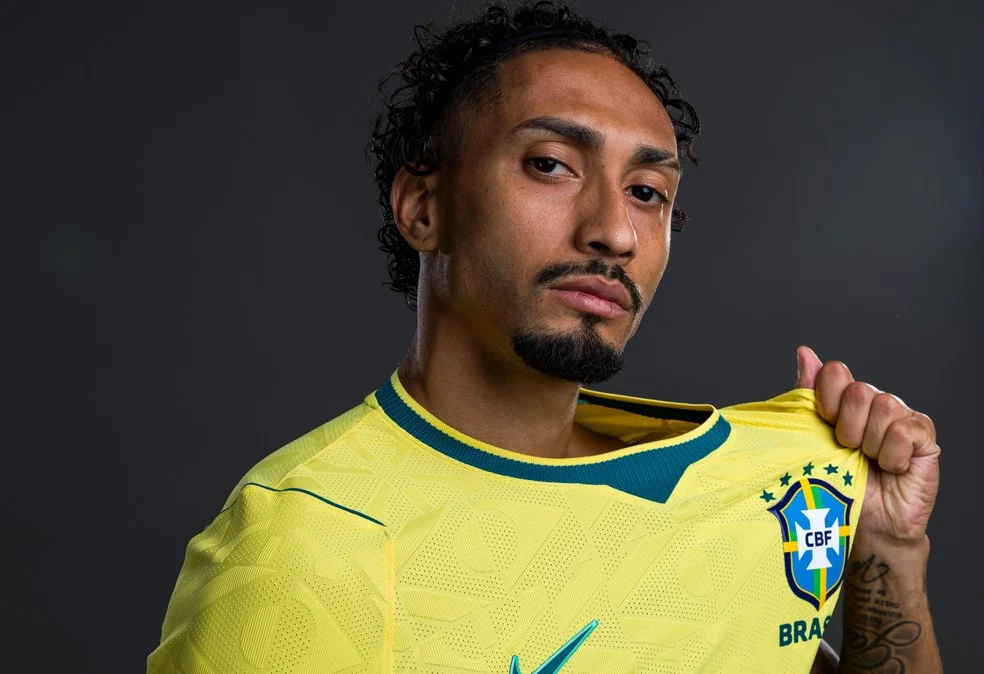 Raphinha Seleção posa para ensaio da seleção brasileira