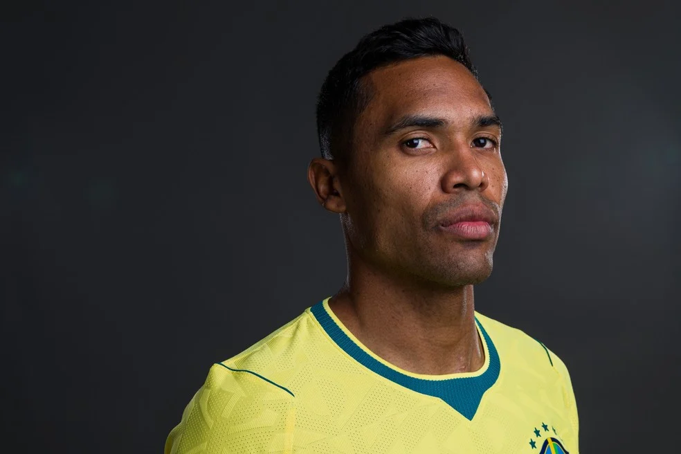Alex Sandro posa para ensaio da seleção; Alex Sandro durante preparação para a Copa