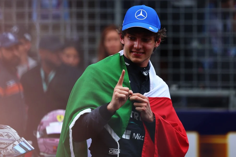 Kimi Antonelli com a bandeira da Itália após vencer — sequência de vitórias