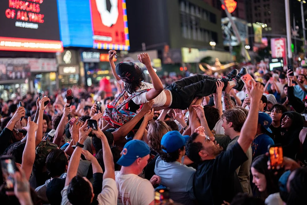 Festa em Nova York para título dos Knicks — torcida na Times Square