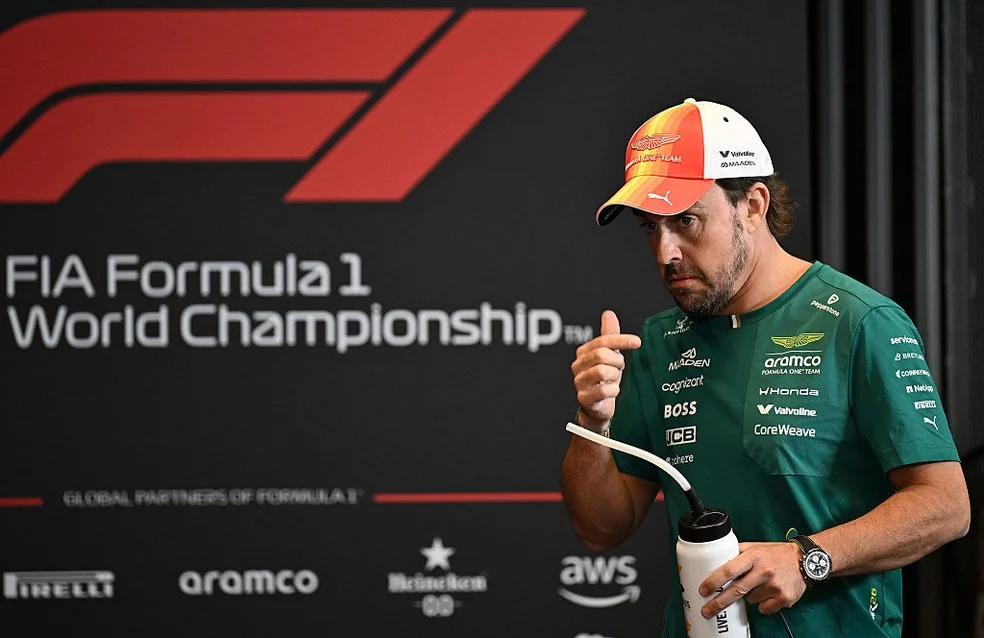 Fernando Alonso chega para coletivas em Barcelona — Alonso F1 2027