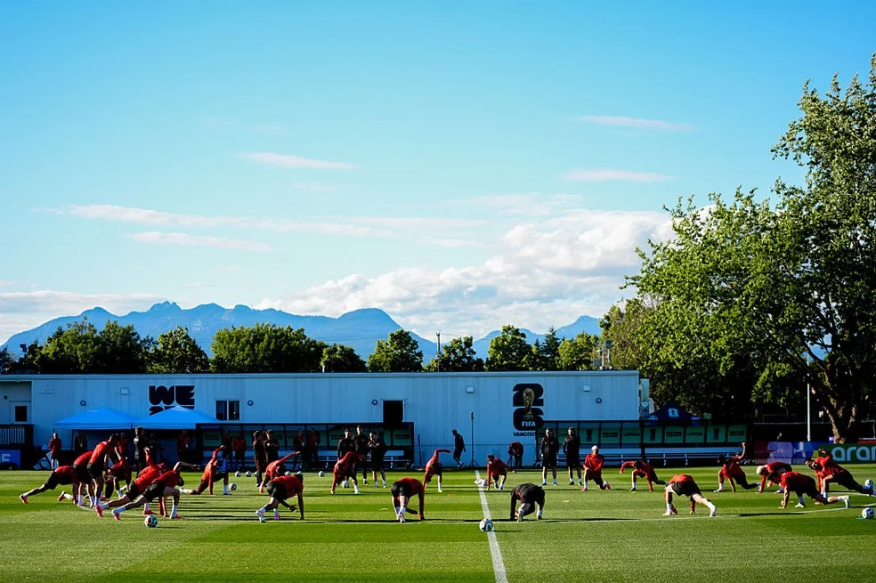 Jogadores treinando em Vancouver e alerta sobre proibição de drones