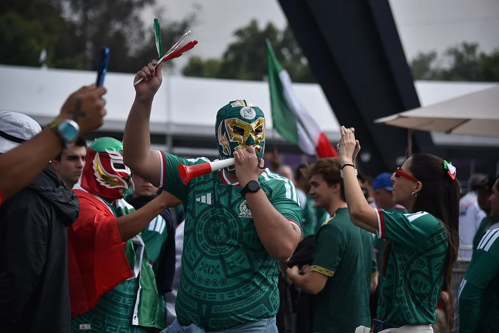 Torcedores com trajes e adereços típicos: México anfitrião em festa