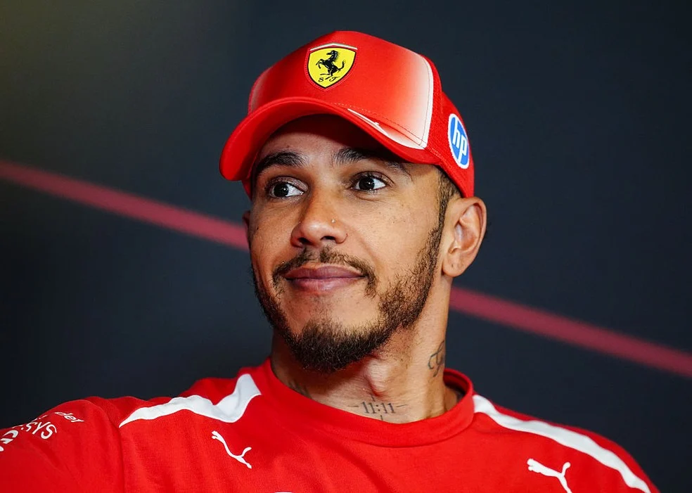 Hamilton na Ferrari largará do segundo lugar em Barcelona