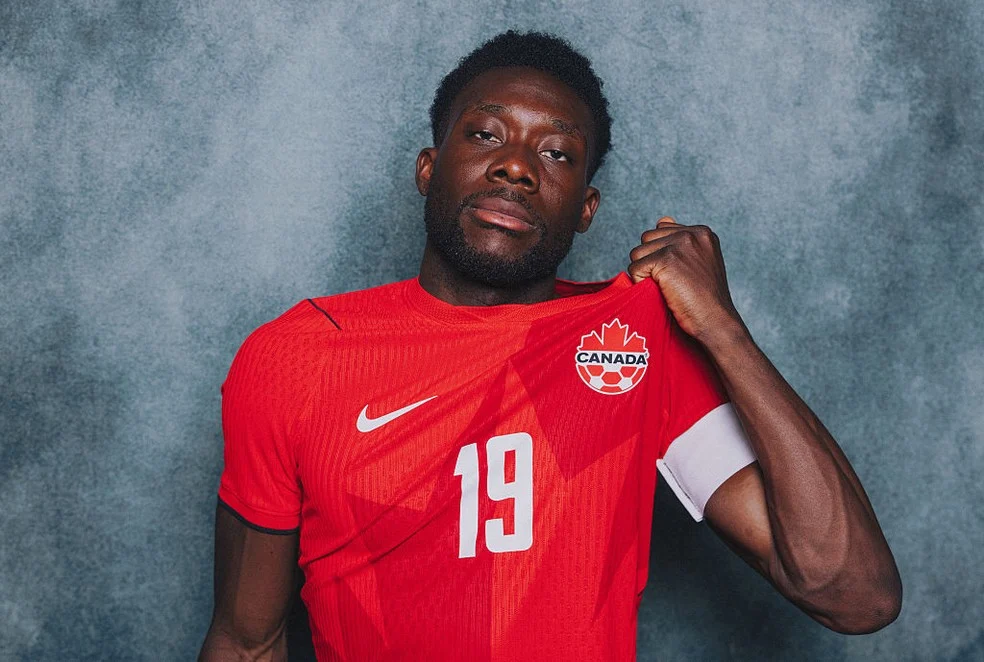 Alphonso Davies em Vancouver com a camisa do Canadá — Alphonso Davies