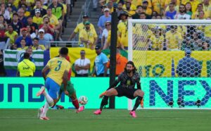 Defesa da Seleção em campo após sofrer gol contra o Marrocos