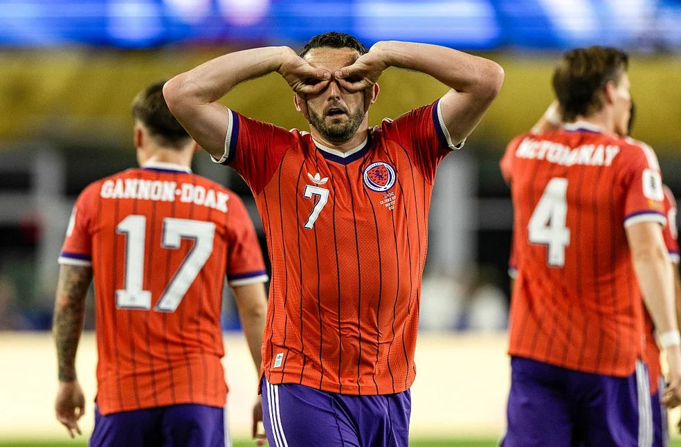 John McGinn celebra o gol — Escócia na Copa