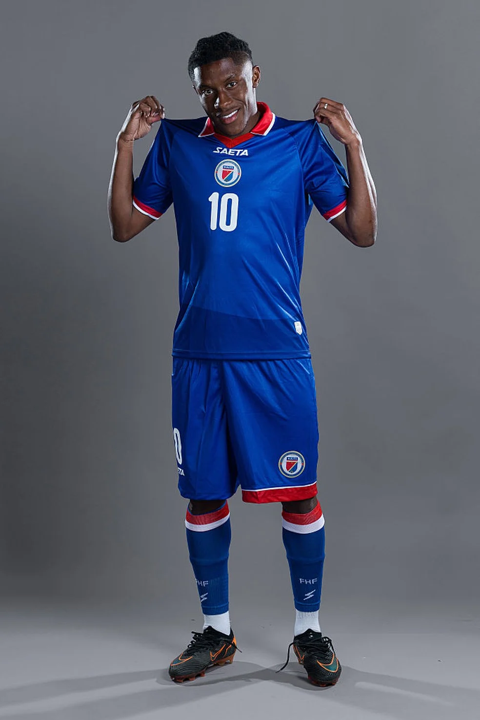 Jean-Ricner Bellegarde com a camisa do Haiti