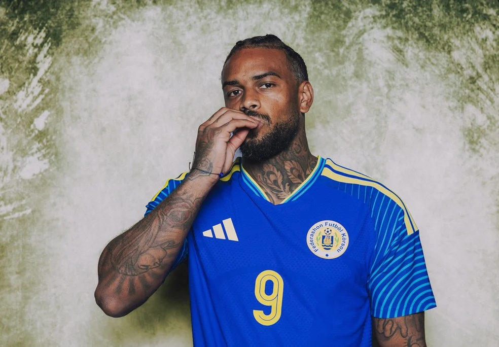 Jurgen Locadia em ação com a camisa de Curaçao