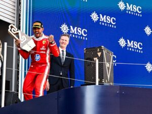 Hamilton Ferrari comemorando a vitória no GP de Barcelona