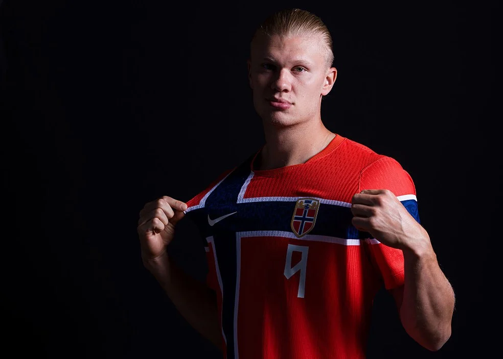 Erling Haaland em ensaio para a Copa do Mundo