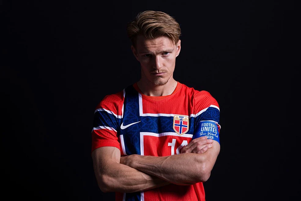 Martin Odegaard posa com a seleção da Noruega